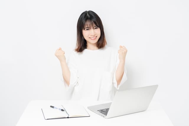 ノートパソコンの前にいる女性